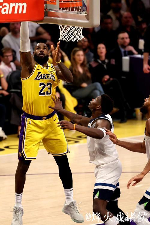 詹姆斯三双克内克特20+8 湖人大胜马刺止3连败 詹姆斯三双克内克特20+8 湖人大胜马刺止3连败